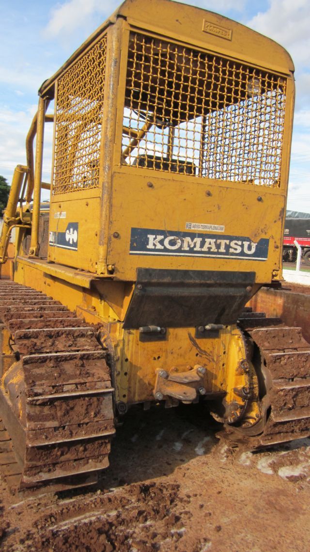 TROCO TRATOR POR CESSNA SKYLANE - TRATOR KOMATSU X CESSNA SLYLANE